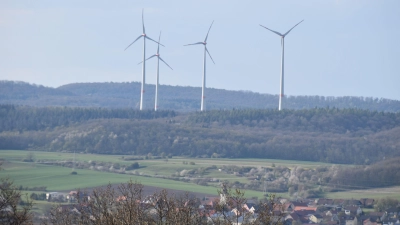 Windkraftanlagen mit Bürgerbeteiligung wie hier am Enzlarer Berg gibt es im Landkreis Neustadt/Aisch-Bad Windsheim schon etliche. Nun erwägt auch der Landkreis, sich an solchen Projekten zu beteiligen&nbsp;– und möglichst davon auch finanziell zu profitieren.  (Archivbild: Andreas Reum)