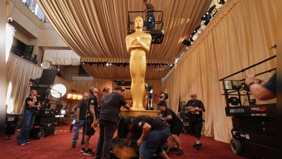 Der rote Teppich wird für die Oscar-Gäste dekoriert.  (Foto: Gregory Bull/AP/dpa)