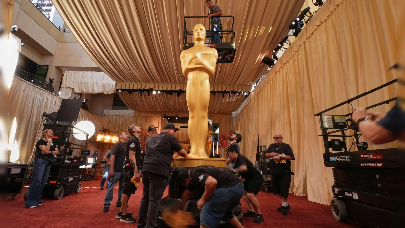 Der rote Teppich wird für die Oscar-Gäste dekoriert.  (Foto: Gregory Bull/AP/dpa)