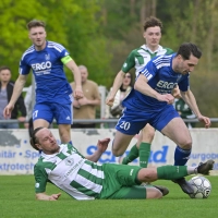 Bei den Derbys zwischen Burgoberbach (in Grün Christian Strohhofer) und Neuses (in Blau David Scherb) geht es immer zur Sache, am Mittwoch im Toto-Pokal. (Foto: Martin Rügner)