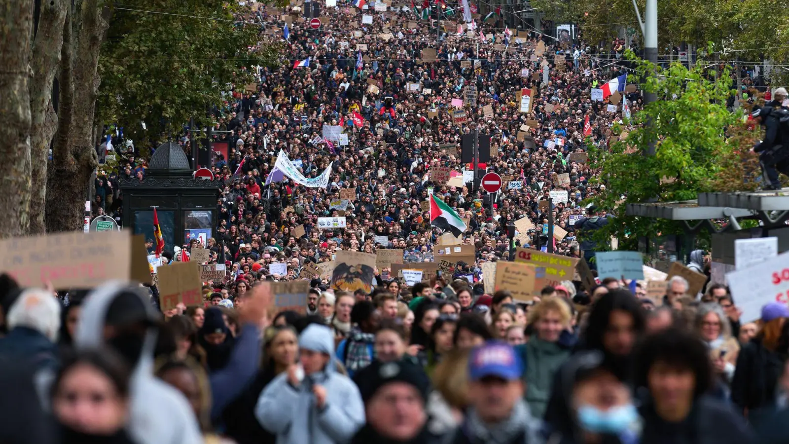 Die Polizei betrachtet auch die Demonstrationen in Frankreich, wie etwa hier in Paris. (Symbolbild) (Foto: Marcus Golejewski/dpa)