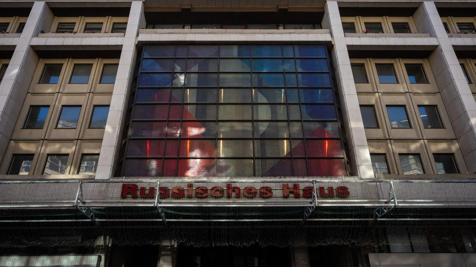 Harmloses Kulturzentrum, Propagandaschleuder oder Spionagenest? Am Russischen Haus scheiden sich die Geister. (Foto: Soeren Stache/dpa)