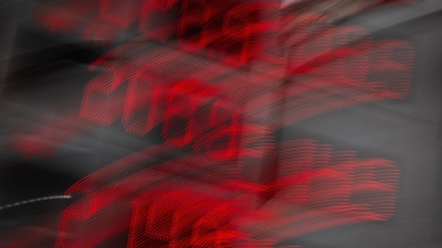 Die Spritpreise schwanken - die Regulierung mit der neuen 12-Uhr-Regel hat einer Studie zufolge die Margen der Mineralölkonzerne gestärkt. (Archivbild) (Foto: Peter Kneffel/dpa)