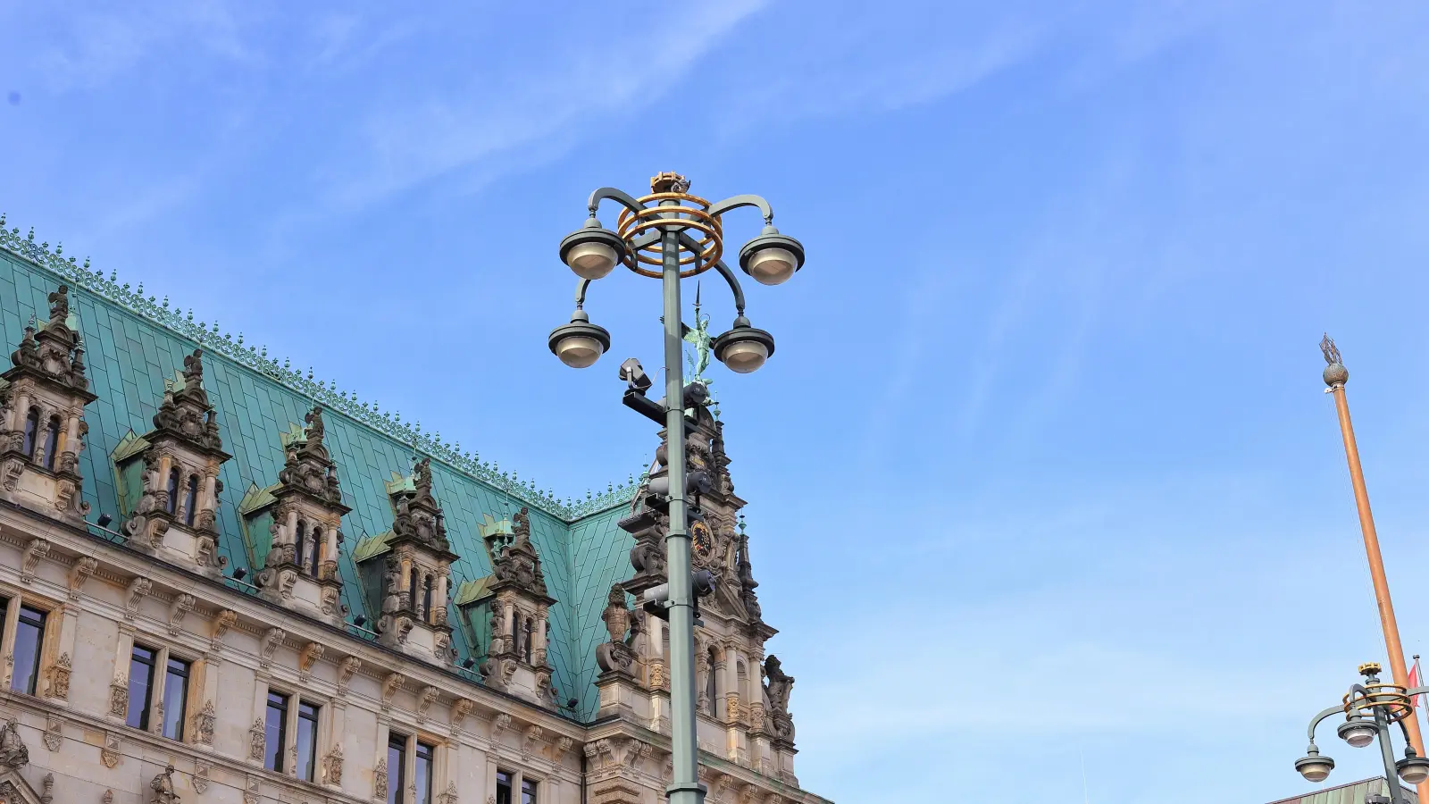 Blauer Himmel, grünes Dach. Beim sonnigem Wetter verstrahlt das Hamburger Rathaus hanseatische Noblesse. (Foto: Thomas Wirth)