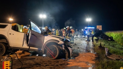 Bei Osterhofen stoßen zwei Autos zusammen.  (Foto: -/Zema Medien/dpa)