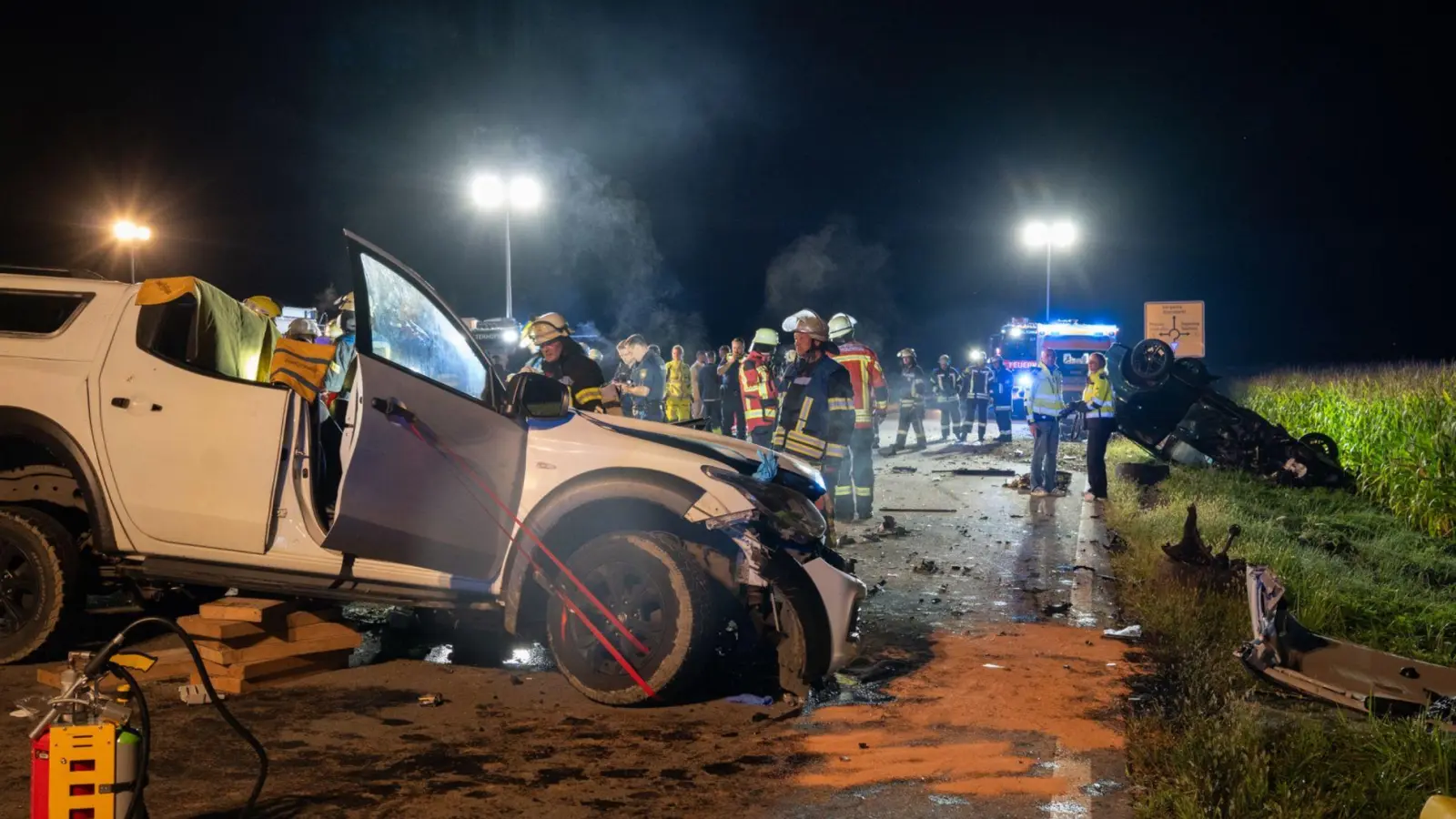 Bei Osterhofen stoßen zwei Autos zusammen.  (Foto: -/Zema Medien/dpa)