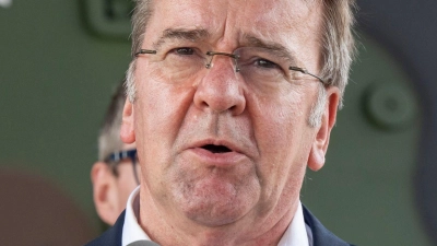 Männer der Altersgruppe 17 bis 45 brauchen nach Angaben von Verteidigungsminister Boris Pistorius (SPD) keine Genehmigung für lange Auslandsaufenthalte.  (Foto: Peter Kneffel/dpa)