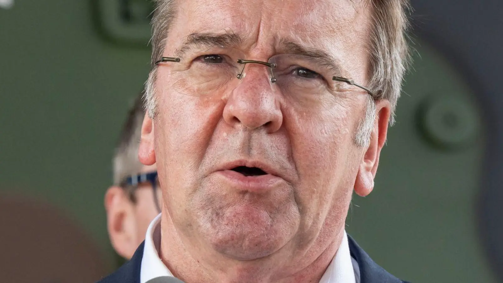 Männer der Altersgruppe 17 bis 45 brauchen nach Angaben von Verteidigungsminister Boris Pistorius (SPD) keine Genehmigung für lange Auslandsaufenthalte.  (Foto: Peter Kneffel/dpa)