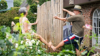 Wohltuend bei schweren Beinen an heißen Tagen: eine kühlende Dusche.  (Foto: Benjamin Nolte/dpa-tmn)