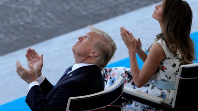 Trump war 2017 bei der Militärparade zum französischen Nationalfeiertag in Paris. (Archivbild) (Foto: picture alliance / Markus Schreiber/AP/dpa)