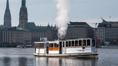 Das Alsterdampfschiff „St. Georg“ fährt über die Hamburger Binnenalster. (Foto: Daniel Bockwoldt/dpa)