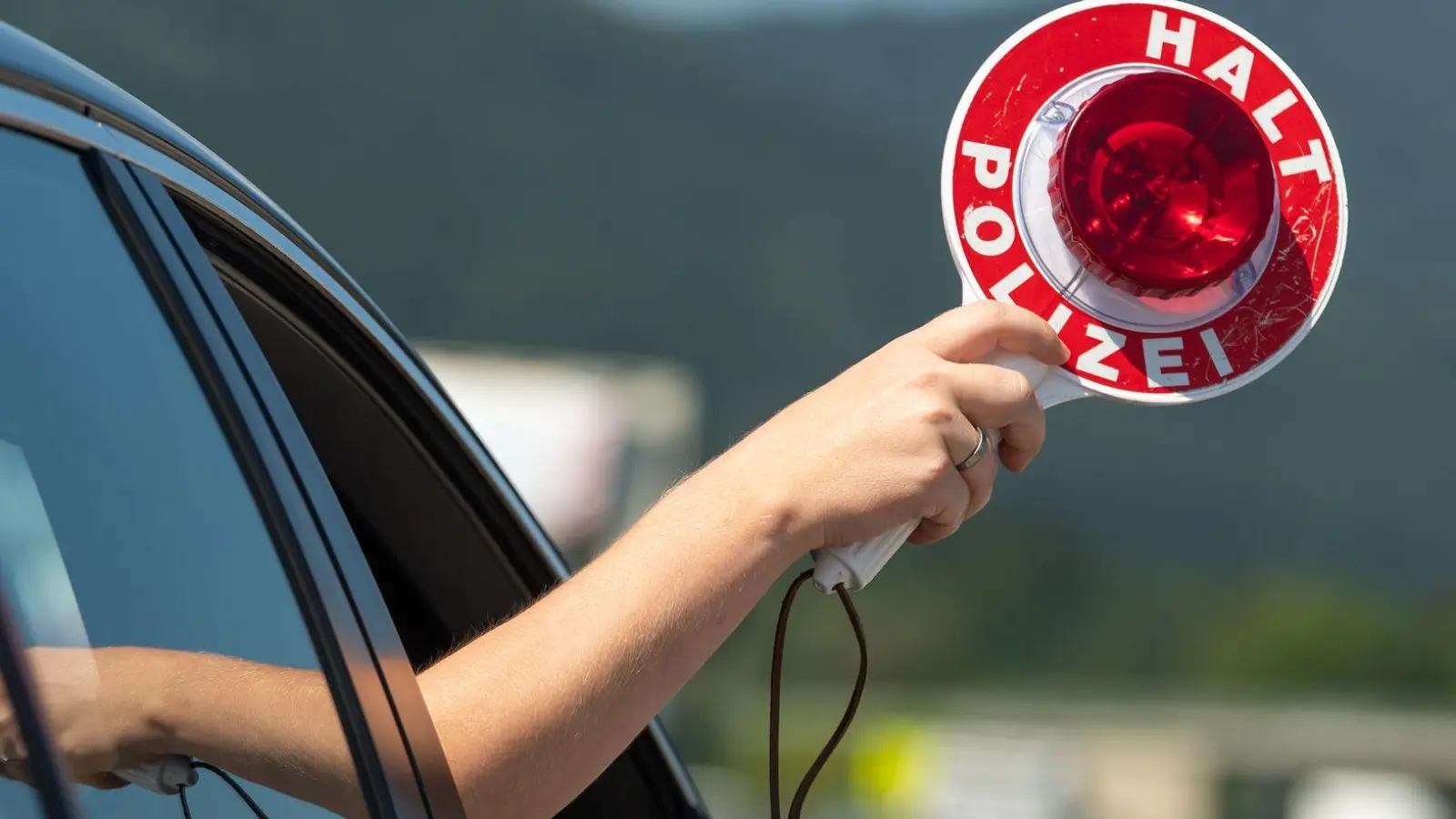 Die Kontrolle stellt sich für die Schleierfahnder in Niederbayern als Erfolg heraus. (Symbolbild) (Foto: Peter Kneffel/dpa)