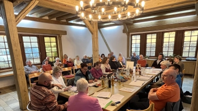 Pfarrer Sebastian Schultheiß und Dekanin Ursula Brecht (vorne; mit dem Rücken zur Kamera) hatten keinen leichten Stand bei der entscheidenden Sitzung in Münchsteinach. (Foto: Volker Raab)