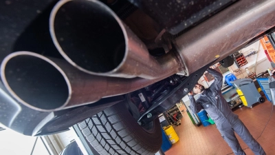 Autoreparaturen sind in den vergangenen Jahren sehr viel teurer geworden, und in der Folge auch die Kfz-Versicherung. (Symbolbild) (Foto: Julian Stratenschulte/dpa)