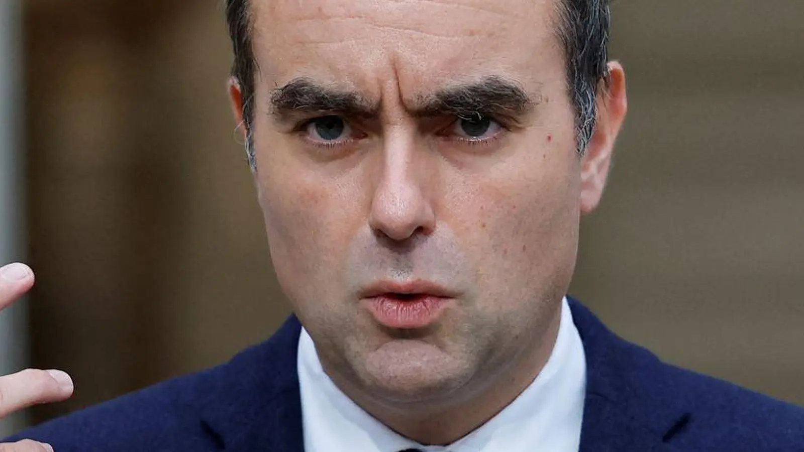 Lecornu ist verhalten optimistisch, dass es eine Lösung für die Regierungskrise gibt. (Foto: Stephanie Lecocq/Reuters Pool/AP/dpa)