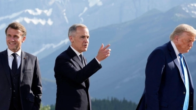 2025 war Kanadas Premierminister Mark Carney (Mitte) Gastgeber des G7-Gipfels, in diesem Jahr wird Frankreichs Präsident Emmanuel Macron (l) US-Präsident Donald Trump (r) und die anderen G7-Chefs empfangen. (Archivbild) (Foto: Darryl Dyck/The Canadian Press/AP/dpa)