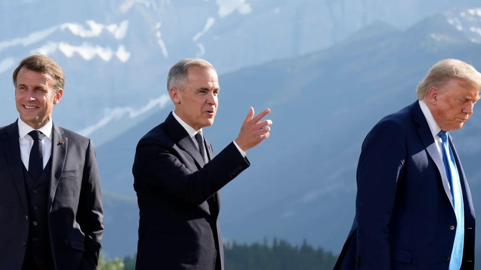 2025 war Kanadas Premierminister Mark Carney (Mitte) Gastgeber des G7-Gipfels, in diesem Jahr wird Frankreichs Präsident Emmanuel Macron (l) US-Präsident Donald Trump (r) und die anderen G7-Chefs empfangen. (Archivbild) (Foto: Darryl Dyck/The Canadian Press/AP/dpa)