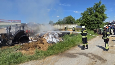 An der Stelle, an der vor wenigen Tagen ein Traktor ausbrannte, brannte nun wieder ein Strohballen in Oberhöchstheim. Die Feuerwehr konnte den Brand löschen. (Symbolbild: Rainer Weiskirchen)