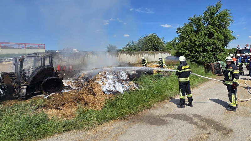 An der Stelle, an der vor wenigen Tagen ein Traktor ausbrannte, fing nun wieder ein Strohballen in Oberhöchstheim Feuer. Die Feuerwehr konnte den Brand löschen. (Foto: Rainer Weiskirchen)