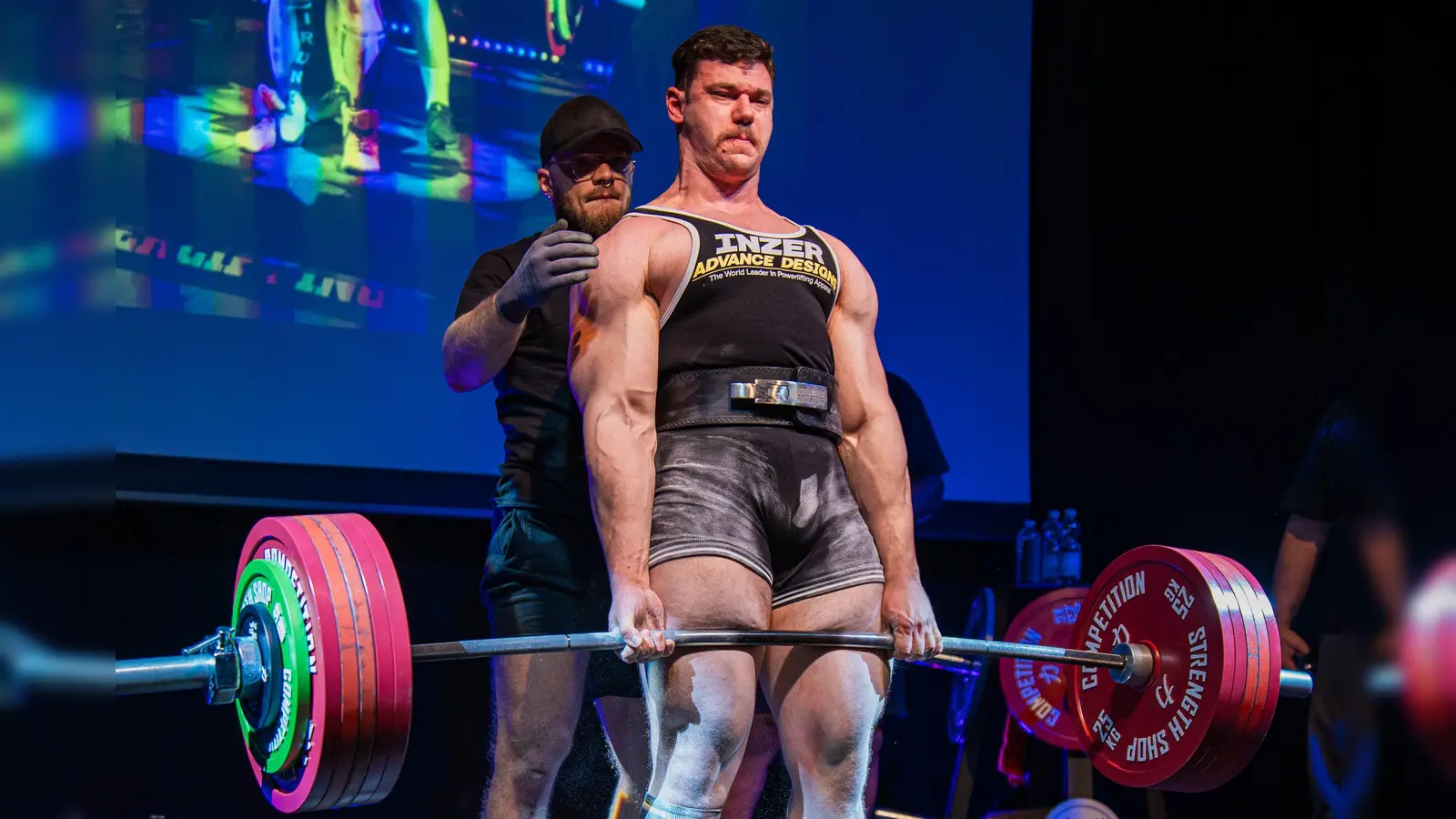 Florian Fink ist ein wahres Kraftmonster. Hier hebt er bei einem Wettbewerb 300 Kilogramm. (Foto: Verband WUAP)