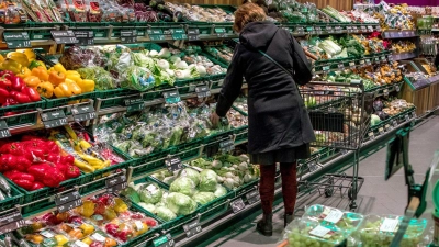 Der günstige Preis steht als Kaufkriterium bei Obst und Gemüse nur an vierter Stelle, wie eine Umfrage zeigt. (Archivbild) (Foto: Jens Büttner/zb/dpa)