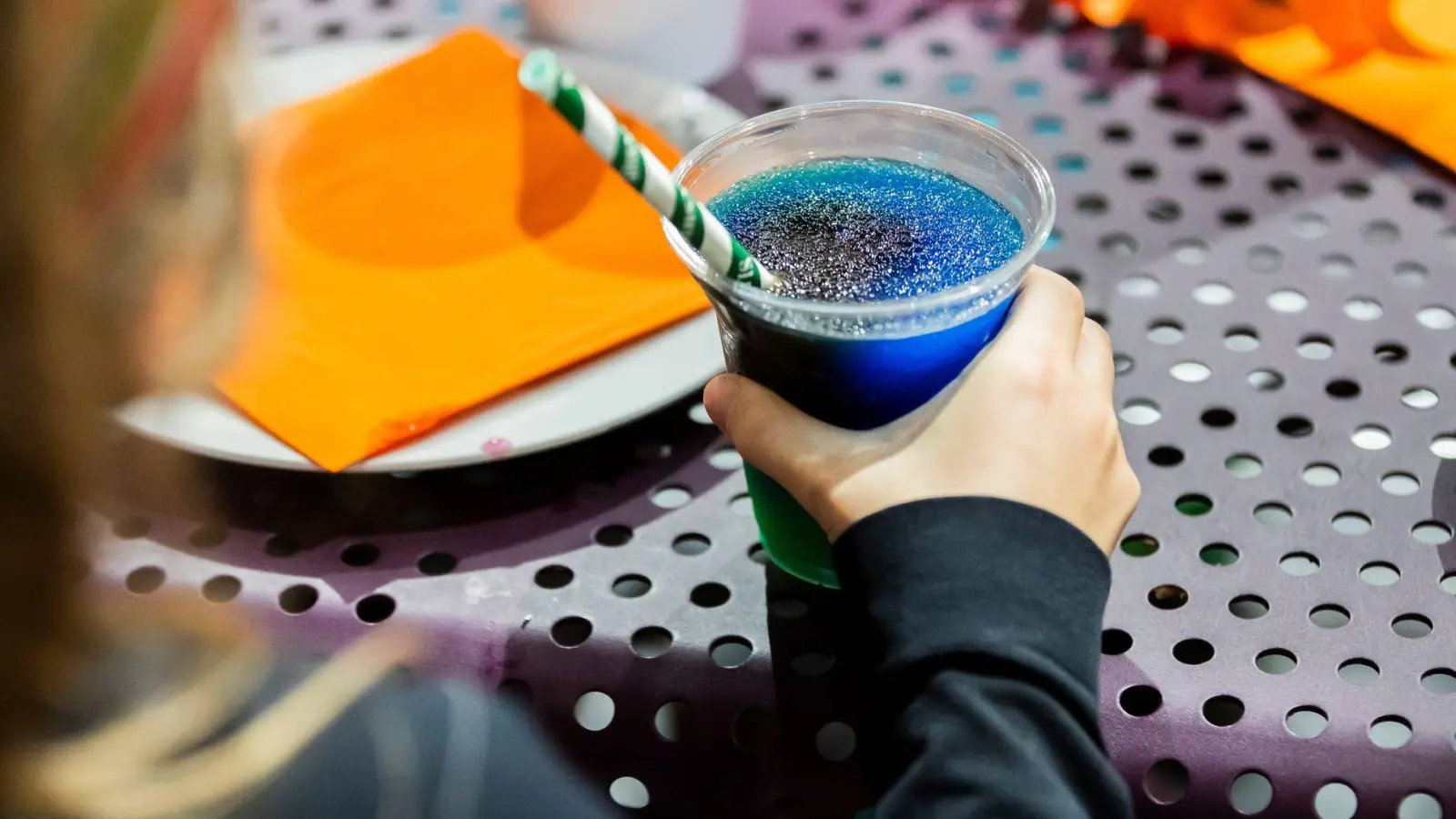 Vielen Slush-Eis-Getränken wird Glycerin zugesetzt, um es geschmeidiger zu machen. Das kann in höheren Mengen aber zu Kopfschmerzen, Übelkeit und Benommenheit führen. (Foto: Christoph Soeder/dpa/dpa-tmn)