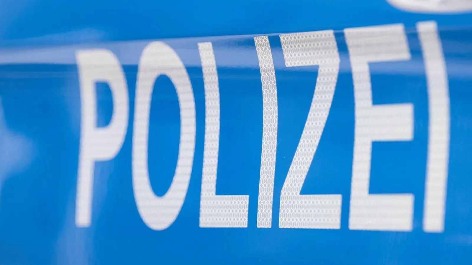 Auf der Autobahn ist ein 74-Jähriger eingeschlafen. (Symbolbild) (Foto: Boris Roessler/dpa)