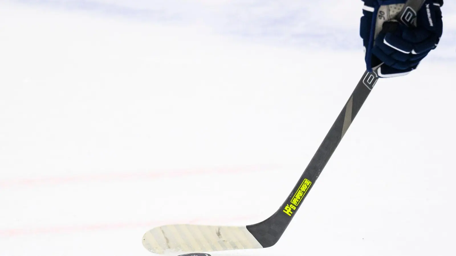 Augsburg-Coach Bill Peters fühlt sich nach einer schweren Krankheit wieder fit. (Symbolbild) (Foto: Tom Weller/dpa)