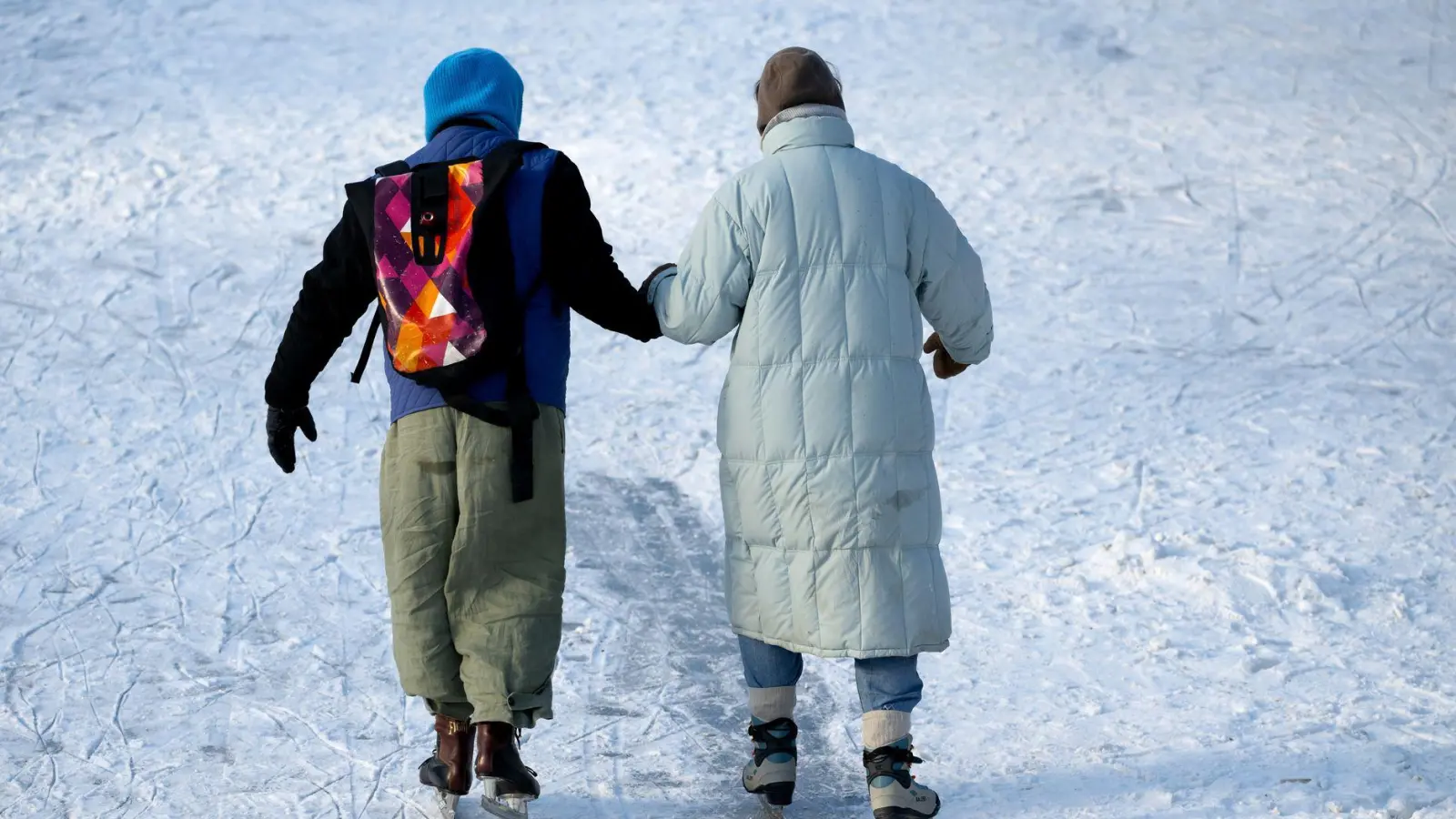Viele Menschen in Bayern nutzen die frostigen Temperaturen für winterliche Ausflüge - auch auf Schlittschuhen. (Foto: Sven Hoppe/dpa)