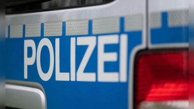 Nach einer Körperverletzung im Ansbacher Bahnhof sucht die Polizei den Täter.  (Symbolbild: Marijan Murat/dpa)