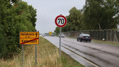 Die Verkehrsteilnehmer müssen sich zwischen Katterbach und Wicklesgreuth auf längere Fahrzeiten einstellen. Die Straße bekommt eine neue Fahrbahndecke und wird deshalb am Mitte August komplett für den Verkehr gesperrt. (Foto: Antonia Müller)