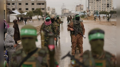 Die Hamas will eine weitere Geisel freilassen. (Archivbild) (Foto: Abdel Kareem Hana/AP/dpa)
