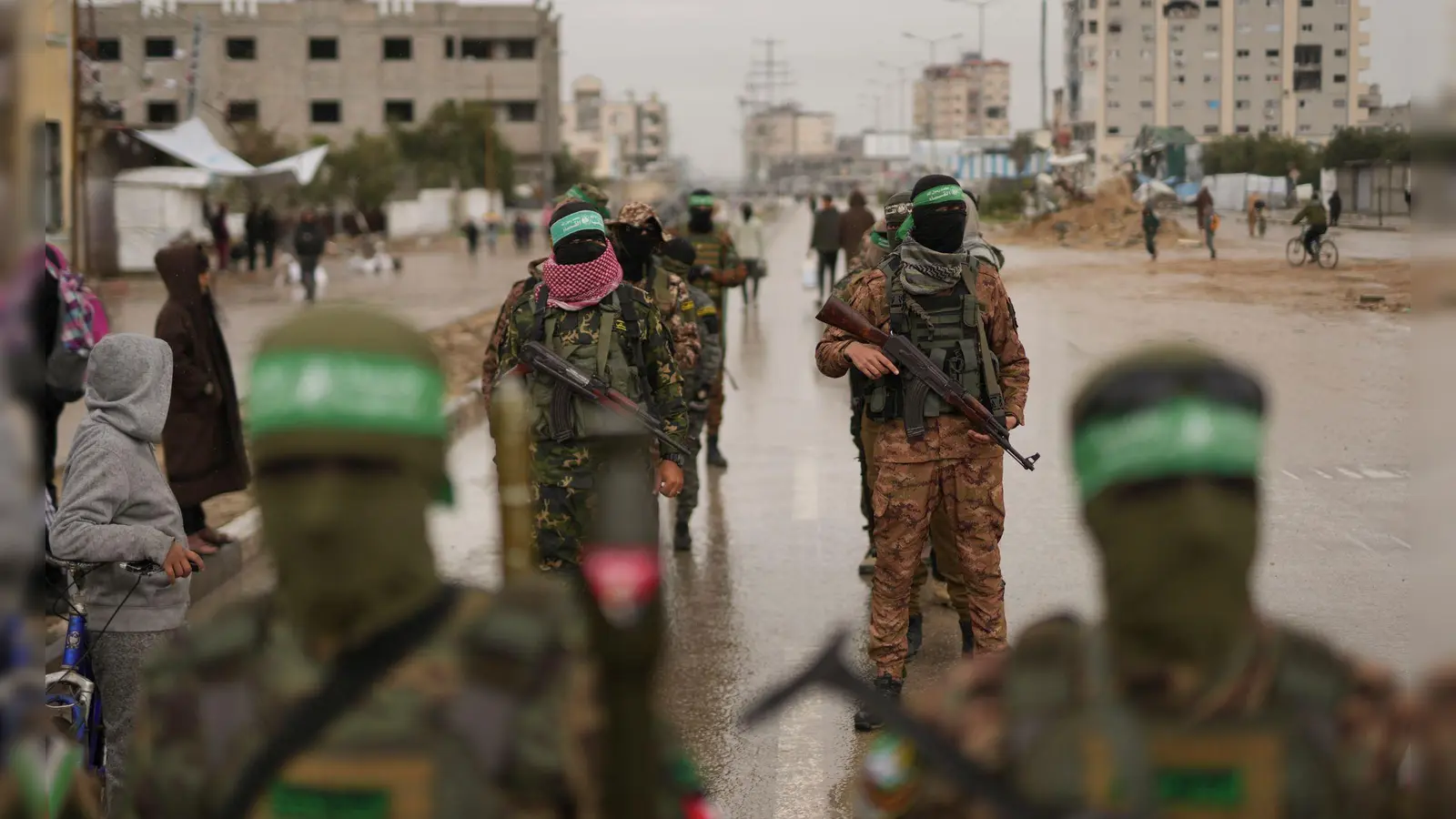 Die Hamas will eine weitere Geisel freilassen. (Archivbild) (Foto: Abdel Kareem Hana/AP/dpa)