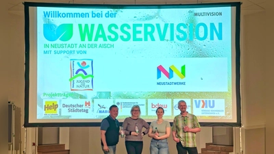 Schuldirektor Marco Kunkel, Lehrkraft Liane Stier, Miriam Böhlke und Stefan Simonis (von links) tranken genau wie 900 Schülerinnen und Schüler eine Flasche Wasser während der WasserVision mit einem etwas anderen Bewusstsein als sonst. (Foto: Max Sengenberger)