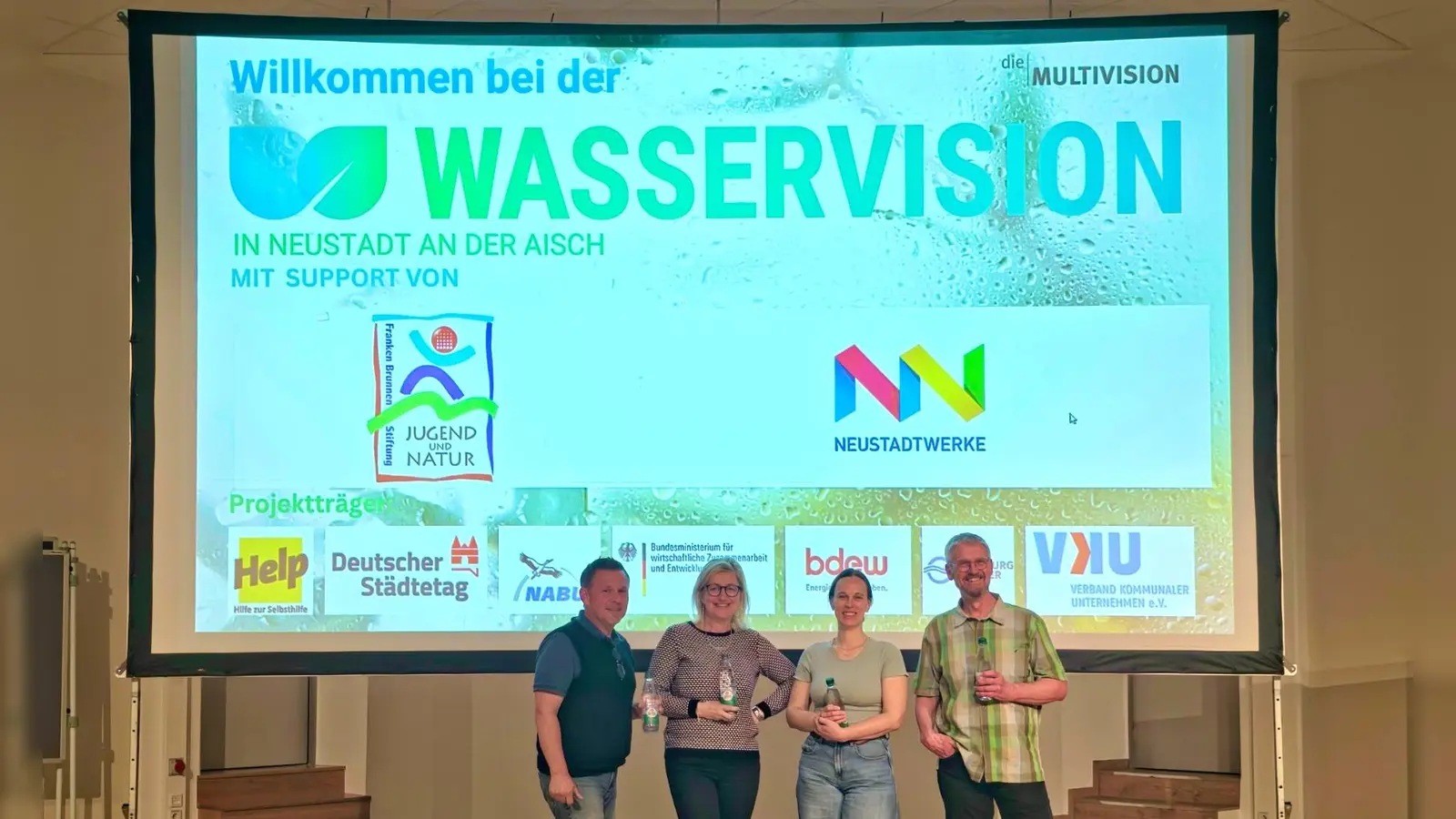 Schuldirektor Marco Kunkel, Lehrkraft Liane Stier, Miriam Böhlke und Stefan Simonis (von links) tranken genau wie 900 Schülerinnen und Schüler eine Flasche Wasser während der WasserVision mit einem etwas anderen Bewusstsein als sonst. (Foto: Max Sengenberger)