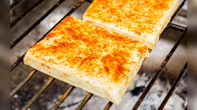 Soll beim Grillen schön bräunen und gleichzeitig seine Form behalten: Insgesamt 14 Grill- und Pfannenkäse hat die „Stiftung Warentest“ untersucht. (Foto: Monique Wüstenhagen/dpa-tmn)