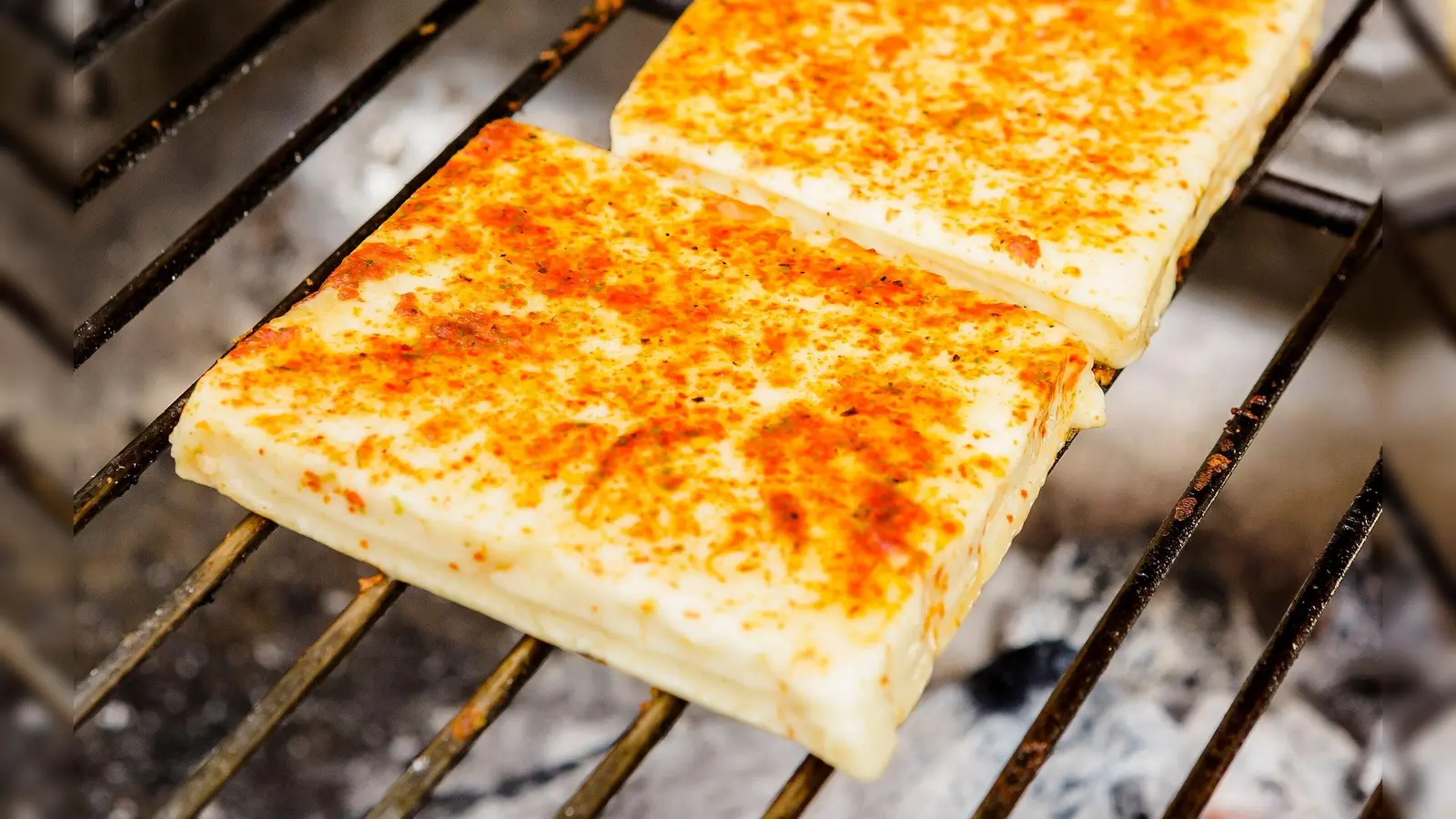Soll beim Grillen schön bräunen und gleichzeitig seine Form behalten: Insgesamt 14 Grill- und Pfannenkäse hat die „Stiftung Warentest“ untersucht. (Foto: Monique Wüstenhagen/dpa-tmn)