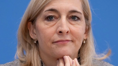 Ministerin Warken will jetzt vor allem bei den Klinik-Vergütungen sparen. (Archivbild) (Foto: Soeren Stache/dpa)