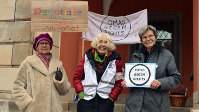 „Omas gegen Rechts“: Irmi Brenner und Hildegard Stroszeck (von rechts) organisierten die erste Mahnwache unter den Neustädter Rathaus-Arkaden. Ursula Pfäfflin Nefian (links) gesellte sich dazu. (Foto: Johannes Zimmermann)