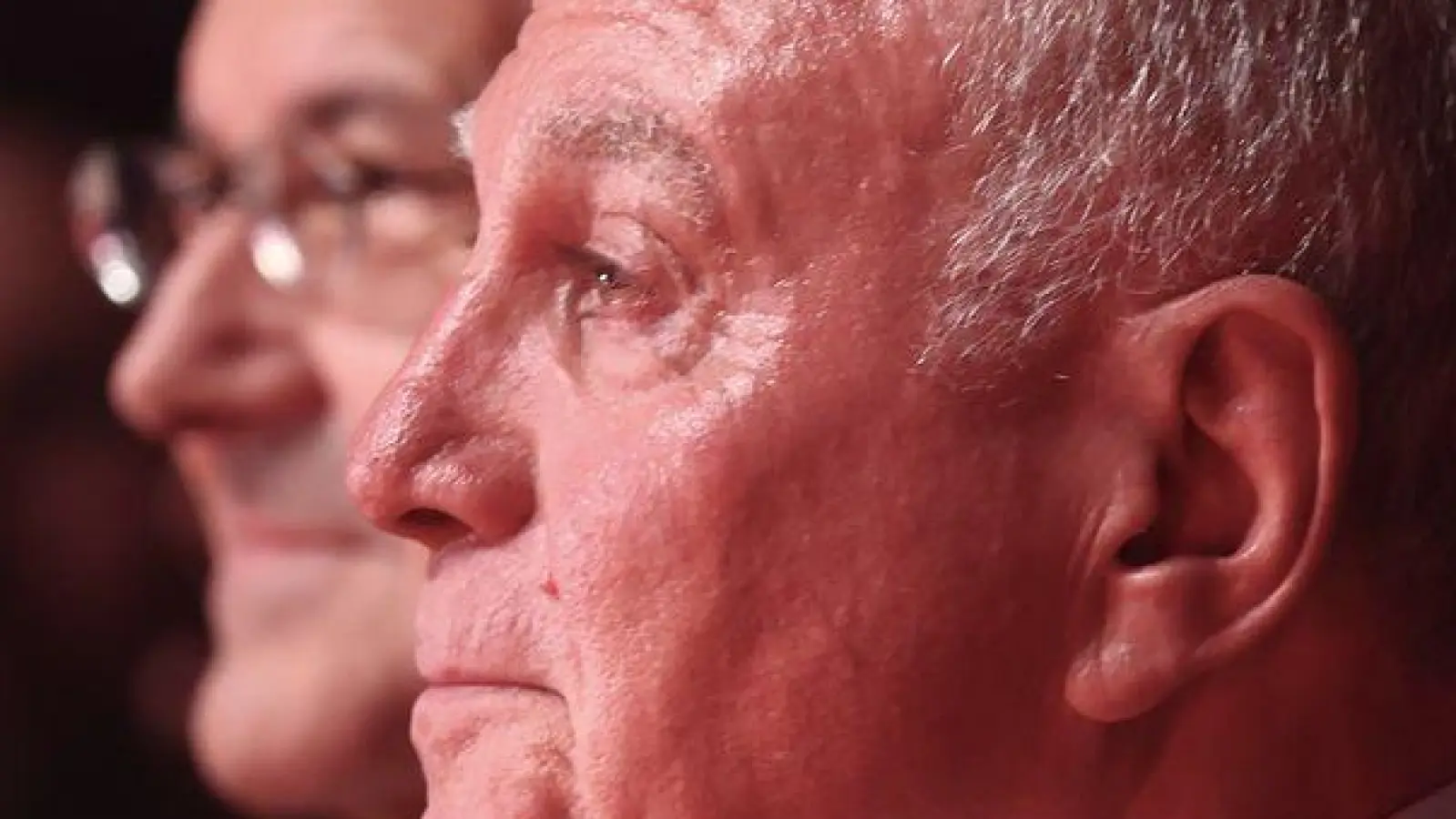 Wurde für sein Lebenswerk geehrt: Uli Hoeneß (M.) beim „Sport Bild Award“.   (Foto: Christian Charisius/dpa)