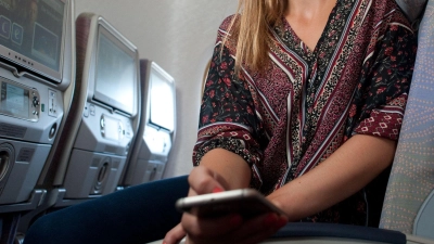 WLAN statt Mobilfunk: Immer mehr Airlines bieten sicheres Surfen über Bordnetzwerke an. (Foto: Klaus-Dietmar Gabbert/dpa-tmn)