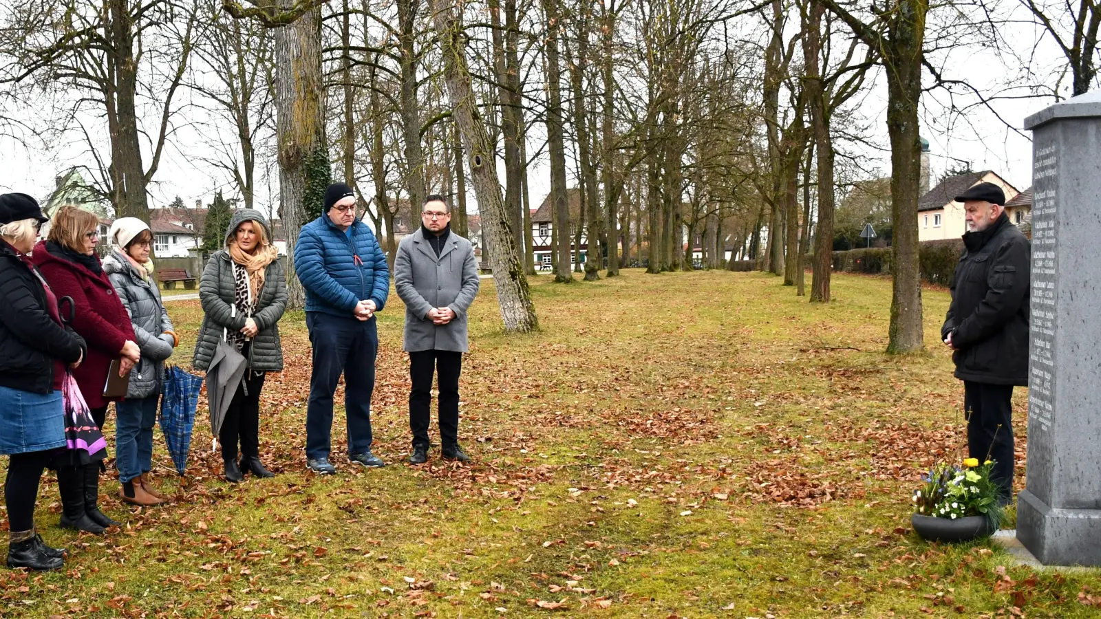 Einige Bürgerinnen und Bürger sowie Mitglieder des Heimatvereins hatten sich am Montag an der Gedenkstele neben dem Friedhof in Markt Erlbach eingefunden, wo Blumen niedergelegt wurden. (Foto: Gudrun Schwarz)