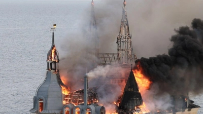 Ein Gebäude der Rechtsakademie von Odessa brennt nach einem russischen Raketenangriff. (Foto: Victor Sajenko/AP/dpa)