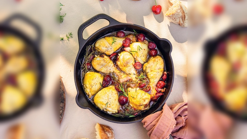 Das Rezept zum Gericht „Hähnchen in Balsamico-Kirsch-Soße“ stammt aus dem Kochbuch „Rezepte aus dem Cottage Garden“ von Annalena Bokmeier.  (Foto: Annalena Bokmeier/Hölker Verlag/dpa-tmn)
