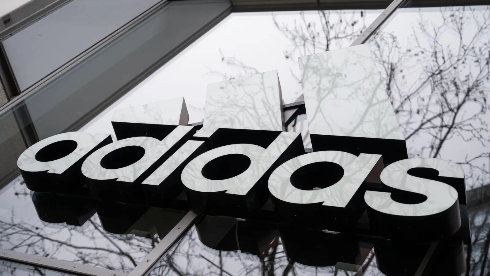 Adidas will im laufenden Jahr zwei Milliarden Euro an Umsatz zulegen (Archivbild).  (Foto: Christophe Gateau/dpa)