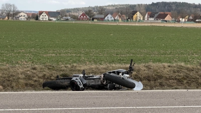 Bei einem Unfall am Samstag bei Heuberg (Herrieden) ist ein 18-jähriger Motorradfahrer noch vor Ort gestorben. (Foto: Gudrun Bayer)