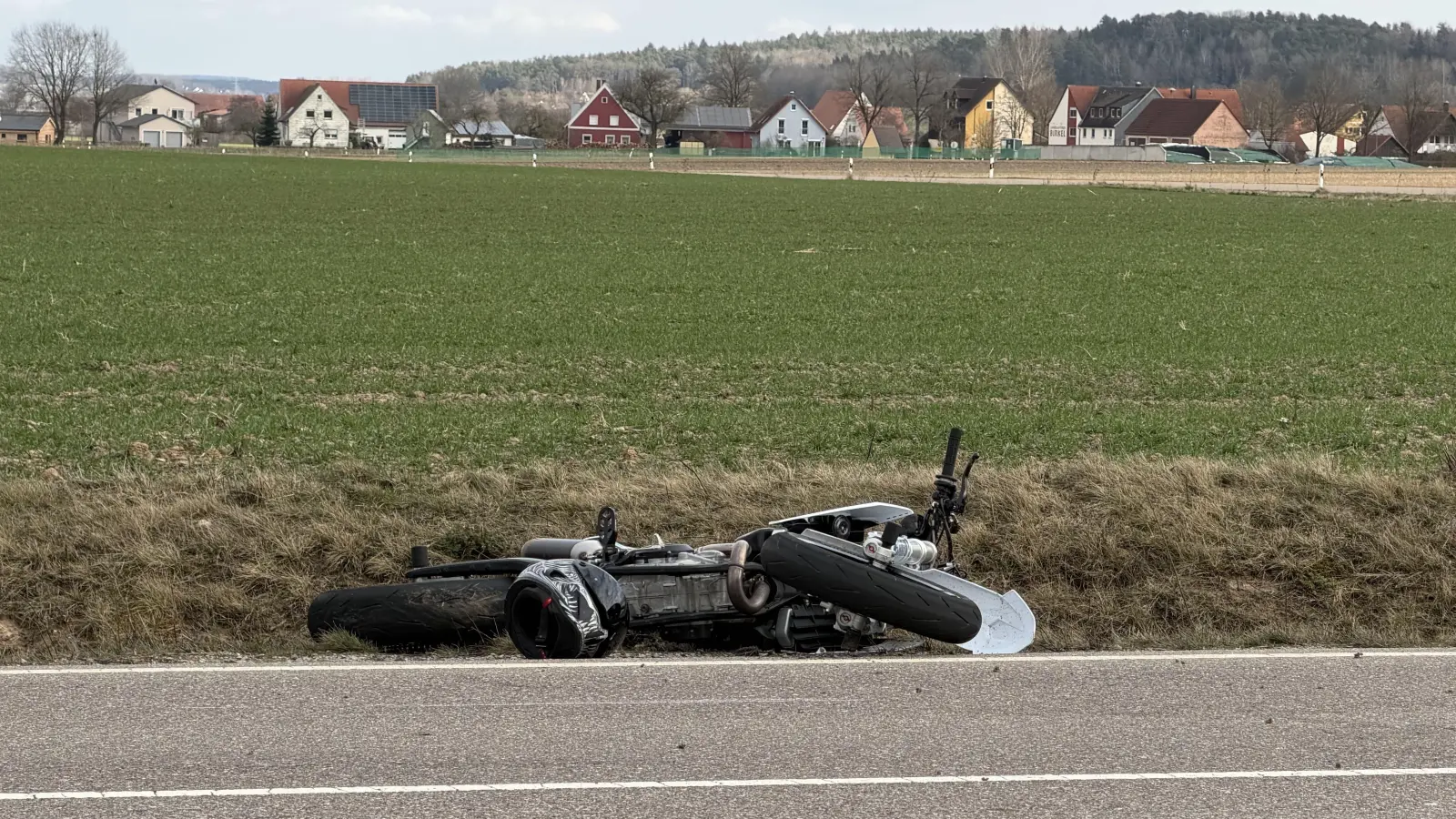 Bei einem Unfall am Samstag bei Heuberg (Herrieden) ist ein 18-jähriger Motorradfahrer noch vor Ort gestorben. (Symbolbild: Gudrun Bayer)