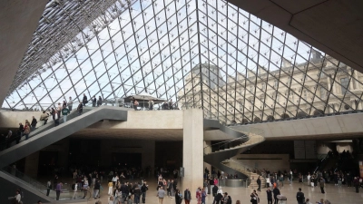 Das Alarmsystem im Louvre hat während des spektakulären Einbruchs funktioniert (Archivbild). (Foto: Thibault Camus/AP/dpa)