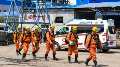 Mehrere hundert Rettungskräfte sind nach wie vor im Einsatz. (Foto: Cao Yang/XinHua/dpa)