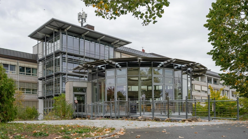 Der Caféteria-Bau an der Neustädter Klinik muss für den Betten-Neubau weichen. Womöglich wird er schon 2027 abgerissen. (Foto: Mirko Fryska)